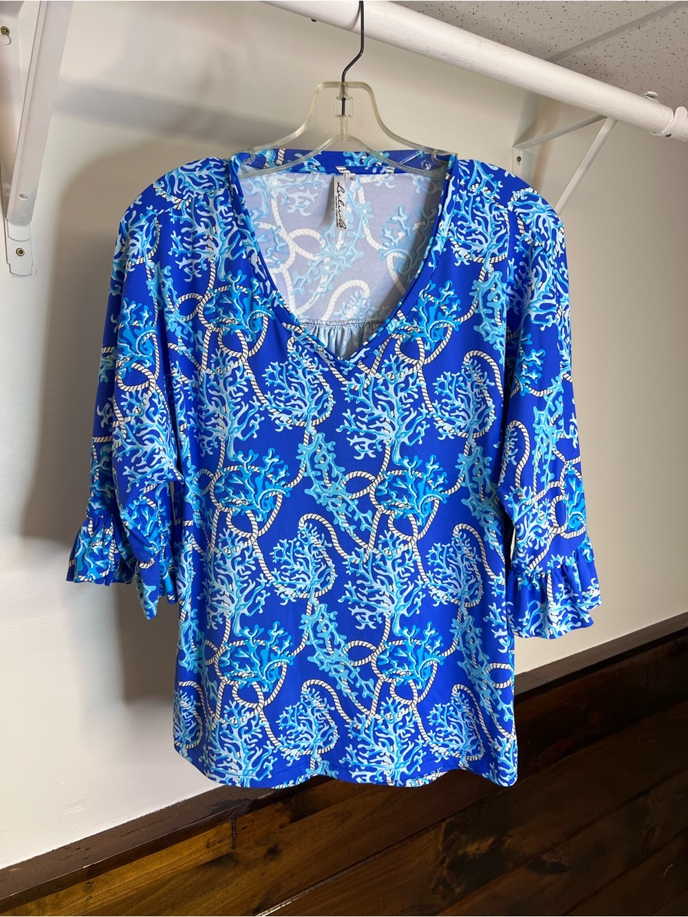 Lulu-B Blue Coral Chain Print V-Neck Blouse- S